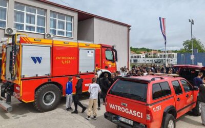 Sinjski vatrogasci posjetili našu školu s potražnim psom
