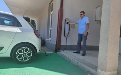 U školi postavljena punionica za električna vozila