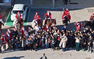 U školu stigla konjička karavana djeda Božićnjaka