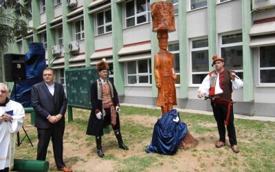 U školi otkrivene skulpture u drvu – Gospa Sinjska, Alkar i Alkarski momak