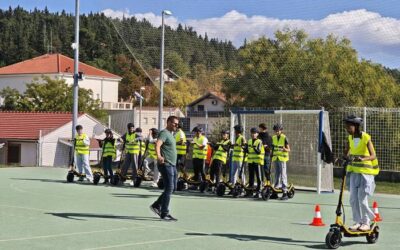 Uspješno održana radionica „Sigurna vožnja e-romobila“ uz veliku pomoć naših učenika